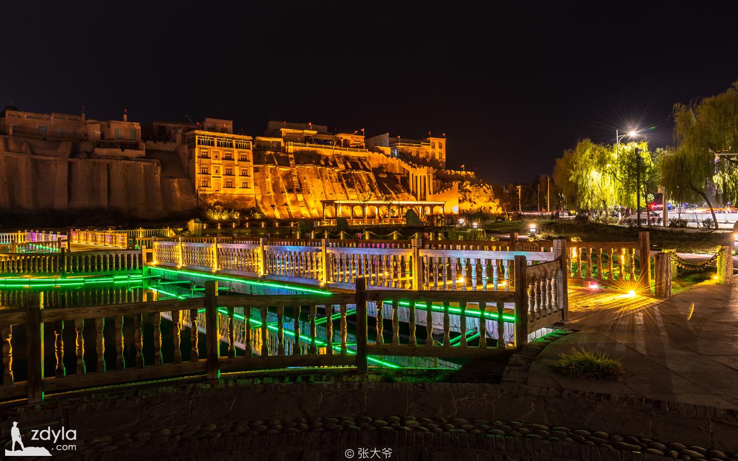 Night view of the old town of Gar