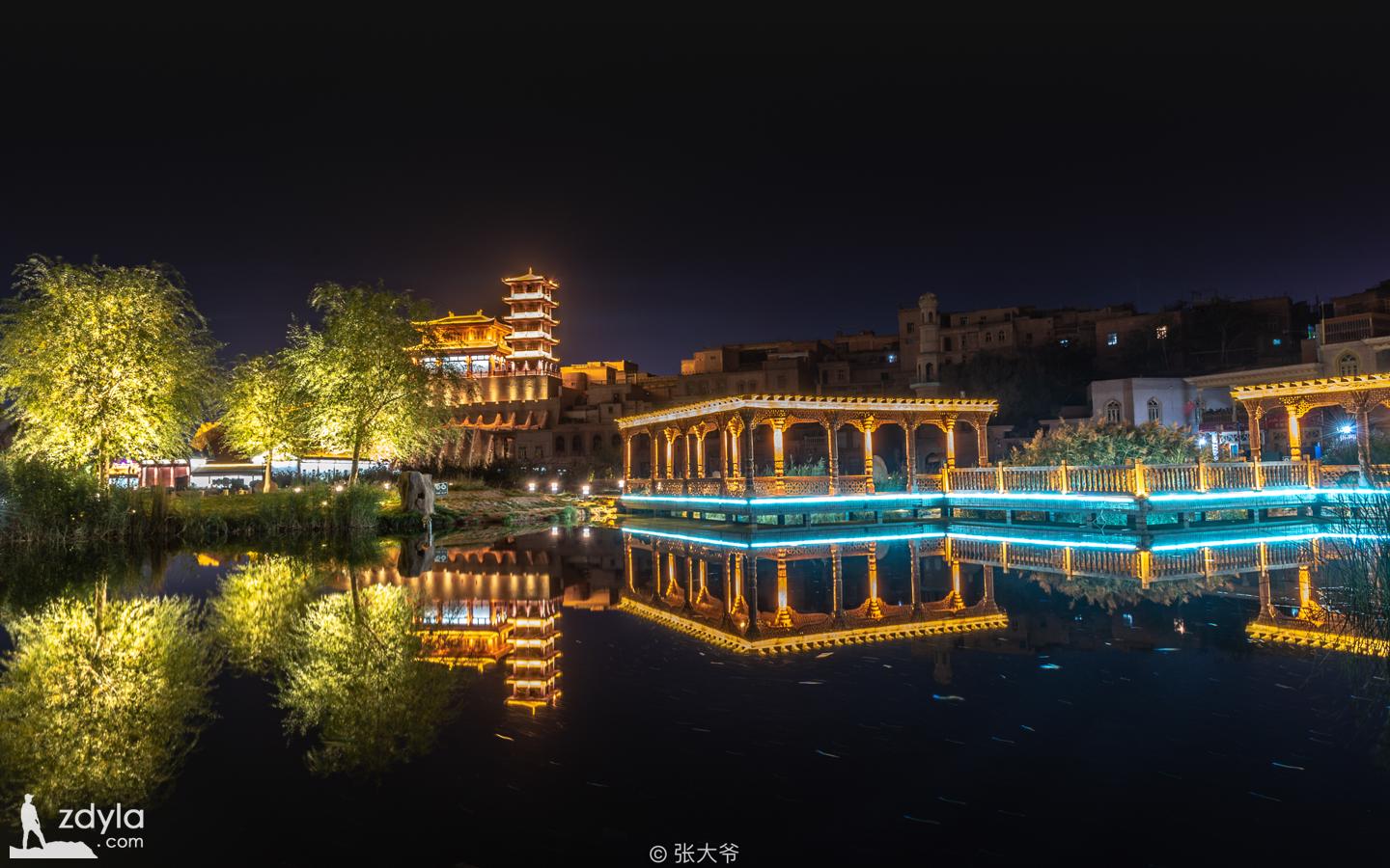 Night view of the old town of Gar