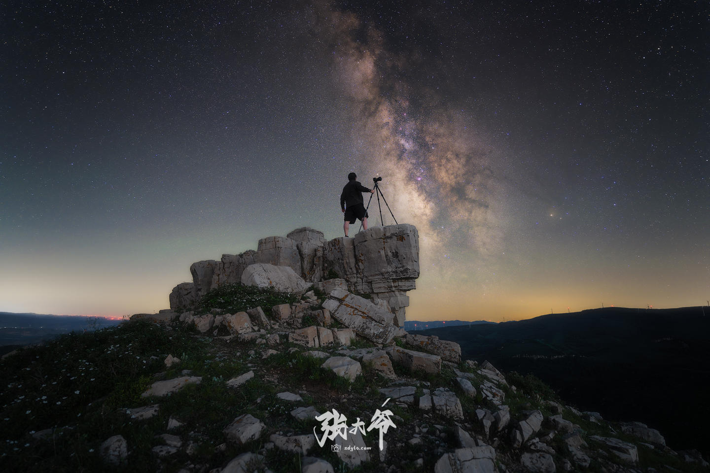 <h2>星河鹭起</h2><p>夏至的风带着麦芒的清香，轻拂过甸顶山的草甸时，我又一次站在了这片熟悉的山脊上。天空是被洗过的靛蓝，大朵的云絮像羊群般漫过天际，连风都带着透明的暖意，卷着远处燕麦田的沙沙声扑面而来。​</p>