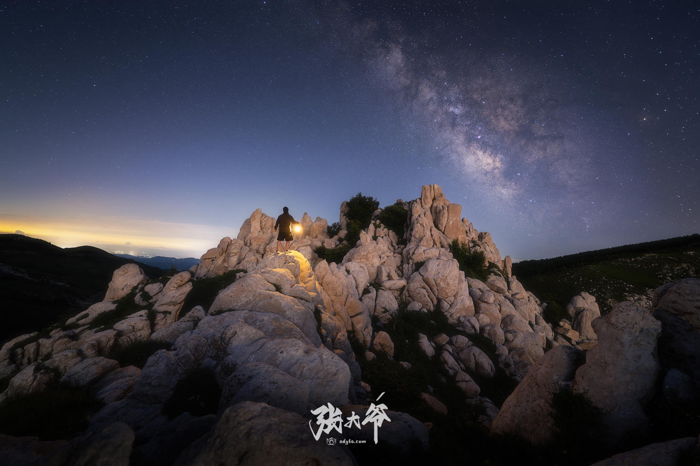 <h2>白石星河</h2><p>汉白玉石林的轮廓在暮色里渐次清晰，岩层的棱角泛着冷白的光，像一群沉默的巨人守着夜的秘密。早在去年策划的星空摄影就在这片石林，我曾在日历上圈定今夜的星河升起时间，却终究败给了床头的暖被与拖沓的习惯。​</p>