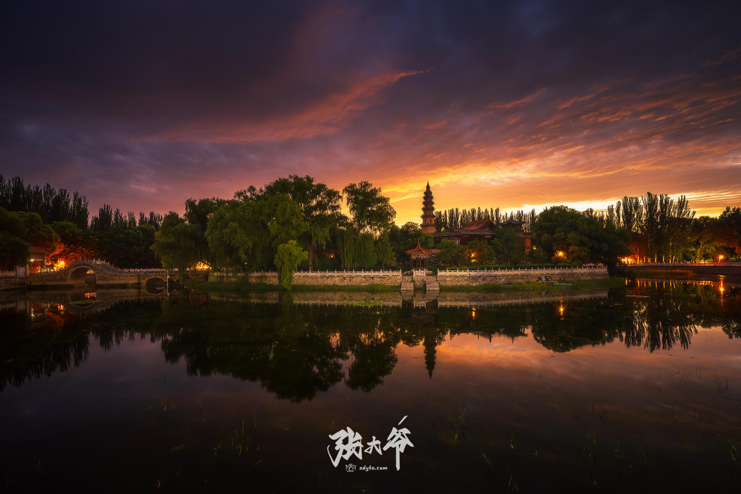 <h2>水神浴火</h2><p>雨丝终于在远山的轮廓处收住了脚步。车窗外，灰蓝色的云絮正被一缕天光悄悄推开，像谁在天际拉开了半幅锦缎。这是我与水神堂的第二次相遇，一百五十公里的车程，两个半小时的期待，都藏在车轮碾过潮湿路面的轻响里。​</p>