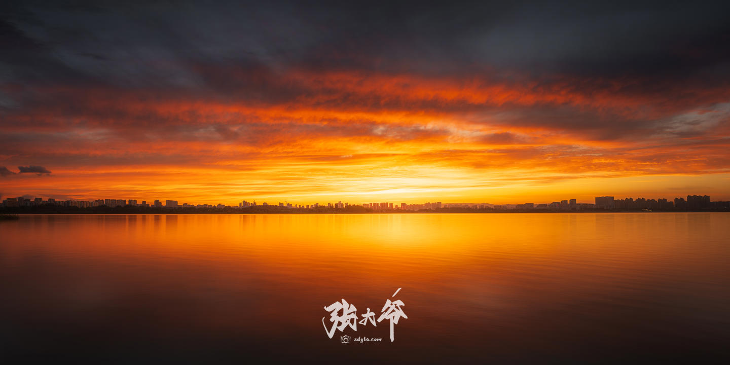 <h2>静谧之焰</h2><p>三年里，文瀛湖的这个机位我来的次数连我自己都记不清了，每一次都是欣然而去，败兴而归，因为没有一次遇到好看的晚霞，然而这次，终于让我守到了。</p>