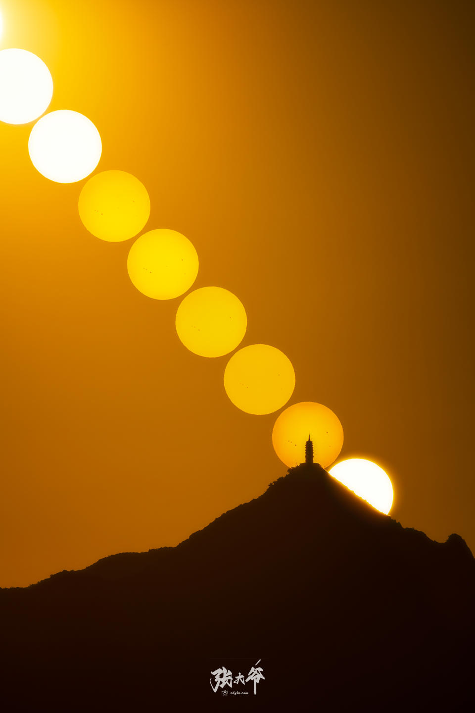 <h2>日悬塔山</h2><p>丈人峰顶，禅房寺塔，始建于辽。拍血月当日，九月七日下午，太阳落于塔尖，那帧绝景终于被我定格在镜头里。为了这“日悬辽塔”的完美构图，前前后后我去拍过七八次，每一次都是对光影与时机的精准叩问，也让我在科学摄影的道路上迈出了扎实的一大步。</p>