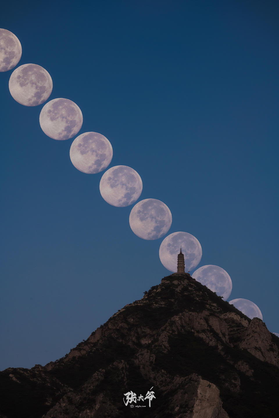 <h2>白月悬塔</h2><p>丈人峰顶，禅房寺塔，始建于辽。拍完血月次日，九月九日早晨，满月落于塔尖，那帧藏在脑海中的景致，终于被我稳稳定格在镜头里。有了此前拍摄塔山悬日的经验，这次追逐悬月的过程格外顺利，机位勘查仅用了一次便找准核心位置，正式拍摄更是幸运地一次成功。</p>