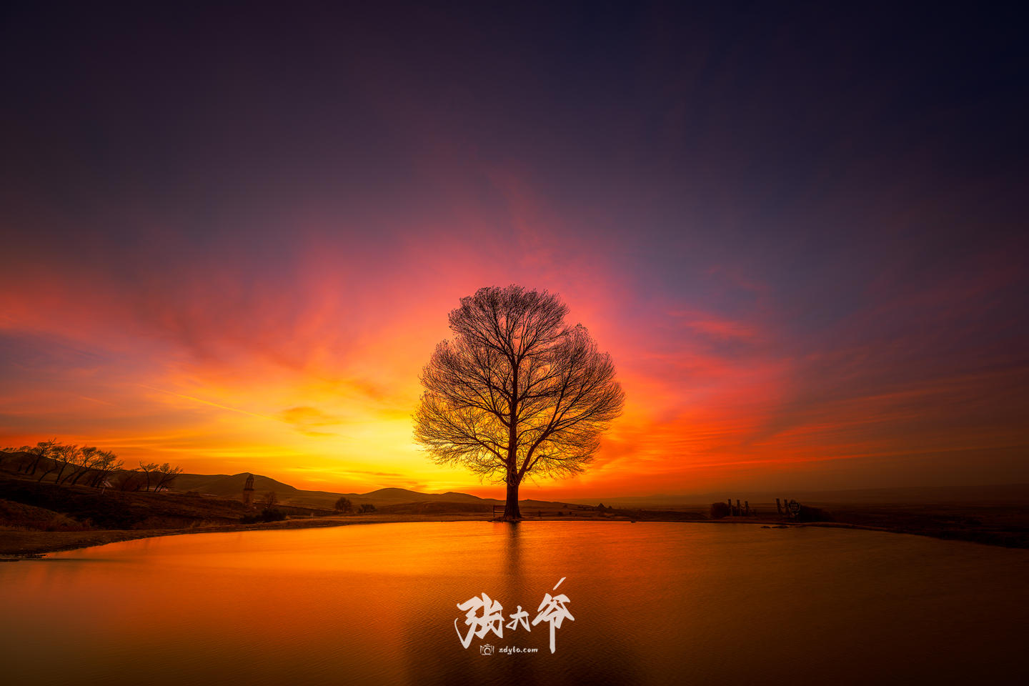 <h2>浴火神树</h2><p>十月一日的凌晨，左云八台子圣母山还沉在墨色的寂静里。我刚结束星空拍摄，收起长曝光的相机，便抱着背包守在圣泉边，目光牢牢锁着不远处的那三颗树。这场朝霞之约，我已在心中构思了三个多月，深知唯有十月，太阳才会精准升起在其中一棵树的方向，让朝霞在树影间起舞。此刻，天地静默，只剩泉水叮咚，等待着那场酝酿已久的光影盛宴。</p>