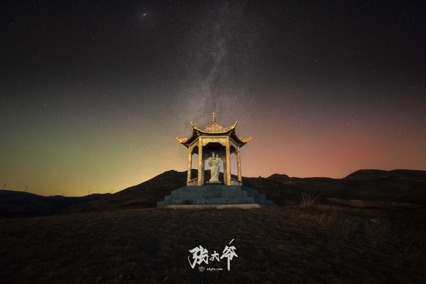 <h2>圣母星空</h2><p>望着漫天璀璨的星子，它们在墨蓝色的天空中闪烁，温柔而明亮，仿佛在安慰我这份小小的遗憾。既然无法拍到完整的延迟视频，便索性从仅有的二十秒延时序列里，精心挑选出一帧画面，以此为基础完成了一张星空作品，定格下这个特别生辰之夜。</p>