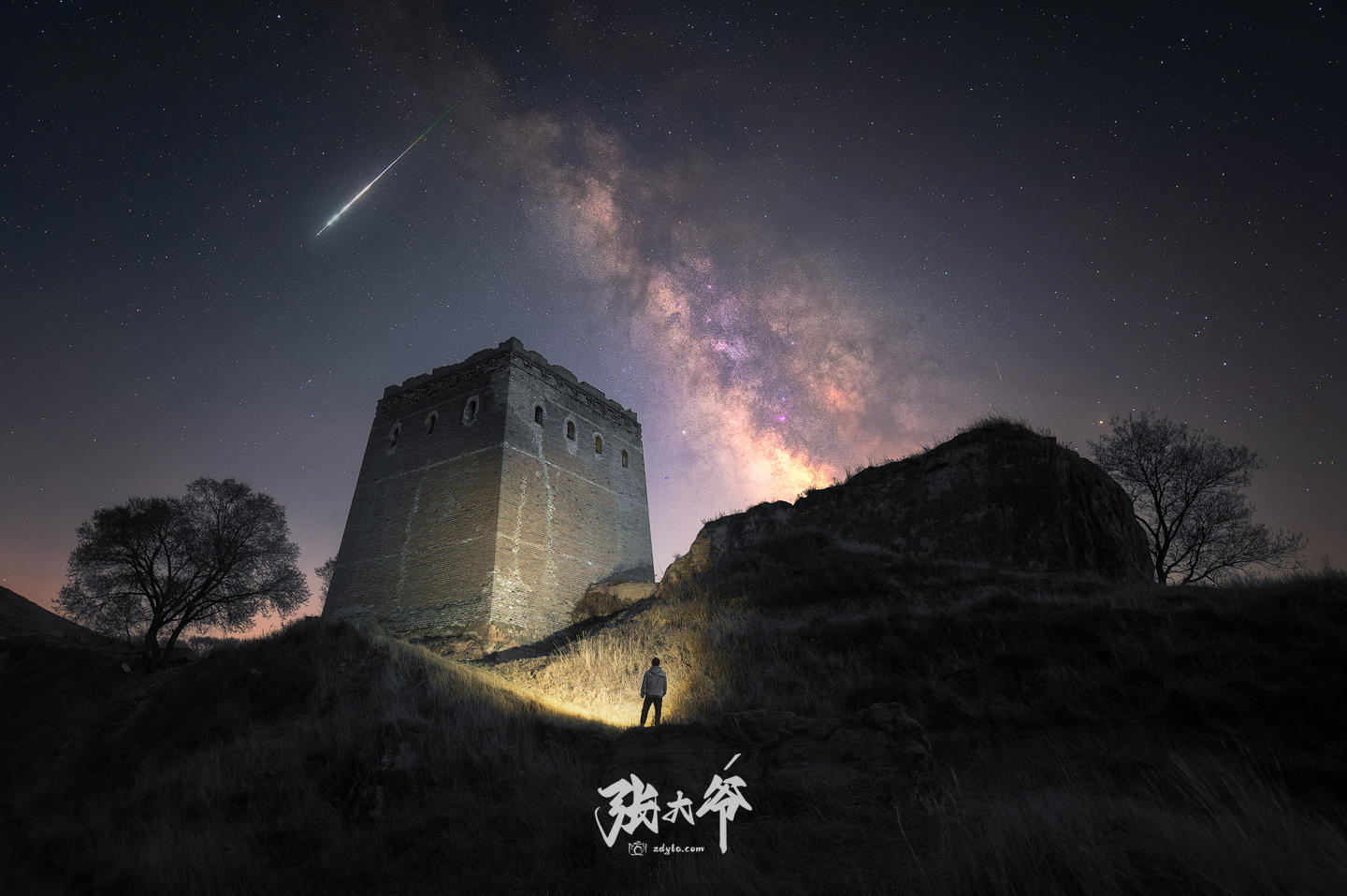 <h2>镇宁星河</h2><p>夜色深沉，四野无声。箭楼静立在苍茫夜色中，青砖带着历史的微凉，飞檐勾勒出硬朗的轮廓。周遭安静得近乎空灵，没有车马喧嚣，无人声嘈杂，只有风轻轻掠过城垣，像岁月极低的絮语。这般安宁，足以让人卸下所有疲惫，看完漫天星河，便能枕着古楼的气息，安然入眠。</p>