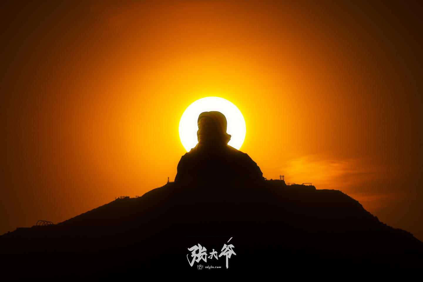 <h2>日凌天骄</h2><p>去年五一我就去过乌海，拍计划中的成吉思汗雕像的悬日，可惜失败了。彼时我对计划拍摄的软件使用熟练度不够，前期没能精准测算好角度与时间，等到了现场才急急忙忙调整，最终位置找偏了，即便天不亮就守在原地，也没能让日出与甘德尔山巅的成吉思汗雕像同框。那座高大的青铜身影，在朦胧晨光里只剩模糊轮廓，成了去年心底最深的遗憾。有了去年失败的经验，今年我提前反复练习软件操作，精准测算参数，不可能再失败了吧，我暗自期许，指尖早已摩挲过相机，把参数反复调试妥当。</p>